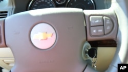 Tay lái và công tắc đánh lửa của xe Chevrolet Cobalt 2005