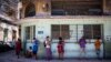 En esta foto de archivo del 22 de agosto de 2018, cubanos usan sus teléfonos inteligentes para navegar por Internet en La Habana, la capital de Cuba. 