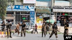 Askari wa Taliban wakiwa kwenye mji mkuu wa Kabul kwenye picha ya awali.