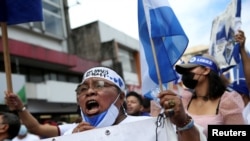 Una mujer grita durante una marcha de nicaragüenses exiliados en Costa Rica para protestar contra las elecciones presidenciales en Nicaragua, en San José, Costa Rica, el 7 de noviembre de 2021.
