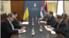 Ministar spoljnih poslova Srbije Nikola Selaković tokom sastanka sa ukrajinskim ambasadorom Oleksandrom Aleksandrovičem, u Beogradu, 26. februara 2022. (Foto: YouTube stranica MSP Srbije, skrinšot)