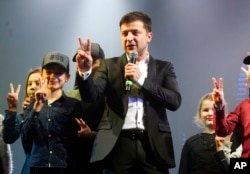 ARHIVA - Volodimir Zelenski, tadašnji glumac i predsednički kandidat, vodi šou program u Ukrajini, 29. mart 2019. godine
