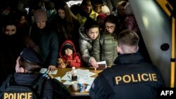 Украинские беженцы в очереди на получение вида на жительство в главном управлении полиции по делам иностранцев в Праге, 2 марта 2022 г.