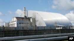 Lò phản ứng bị nổ của nhà máy điện hạt nhân Chernobyl của Ukraine được che bằng cấu trúc chống phóng xạ (ảnh tư liệu, 27/4/2021).