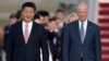 資料照片：時任美國副總統拜登在馬里蘭州安德魯斯聯合軍事基地迎接中國國家主席習近平的到訪。 (2015年9月24日) 