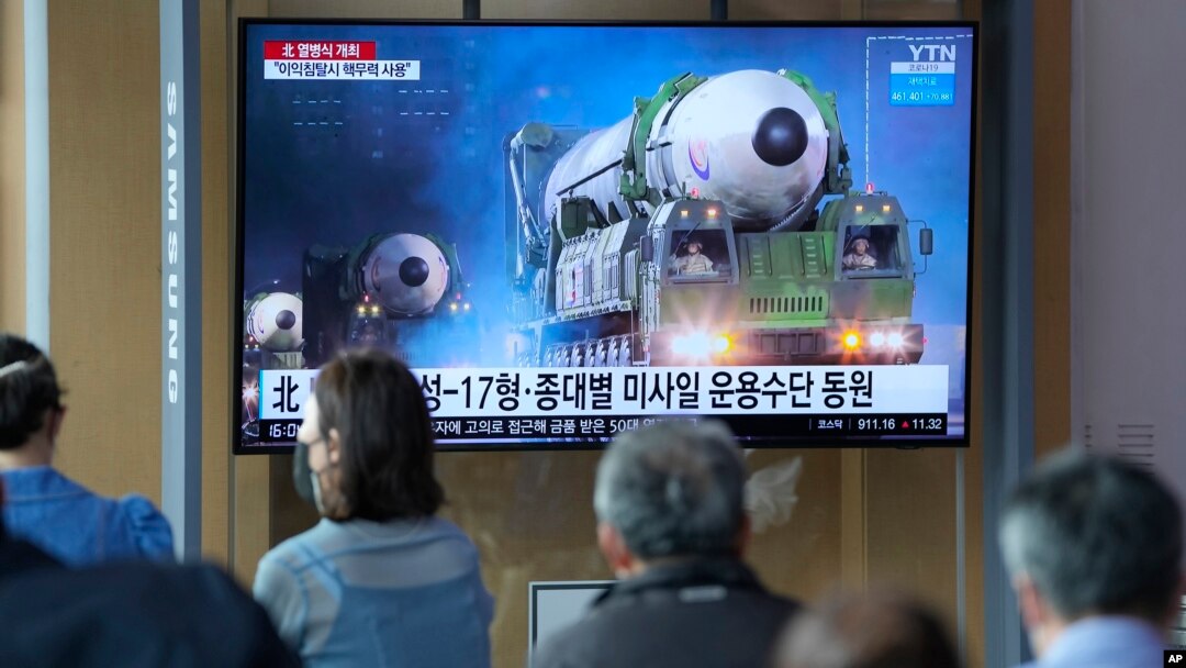 26일 한국 서울역에 설치된 TV에서 북한 열병식 관련 뉴스가 나오고 있다.