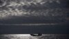 Los pescadores salen al mar a pescar, después de que el gobierno de Ecuador expandiera el área marina protegida alrededor de las Islas Galápagos, cerca de Puerto Ayora, en la isla de Santa Cruz, Islas Galápagos, Ecuador, el 24 de enero de 2022.