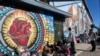 Decenas de migrantes irregulares aguardan en un campamento improvisado alrededor de la iglesia Sagrado Corazón en El Paso, Texas, el 8 de enero de 2023. 