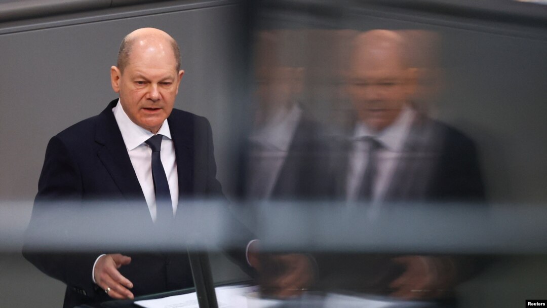 Nemački kancelar Olaf Šolc govori u Bundestagu (REUTERS/Lisi Niesner)