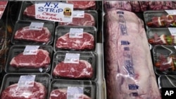ARCHIVO - En esta fotografía de archivo del martes 15 de junio de 2021, se exhibe carne de res en el departamento de carnes en Lambert's Rainbow Market, en Westwood, Massachusetts.