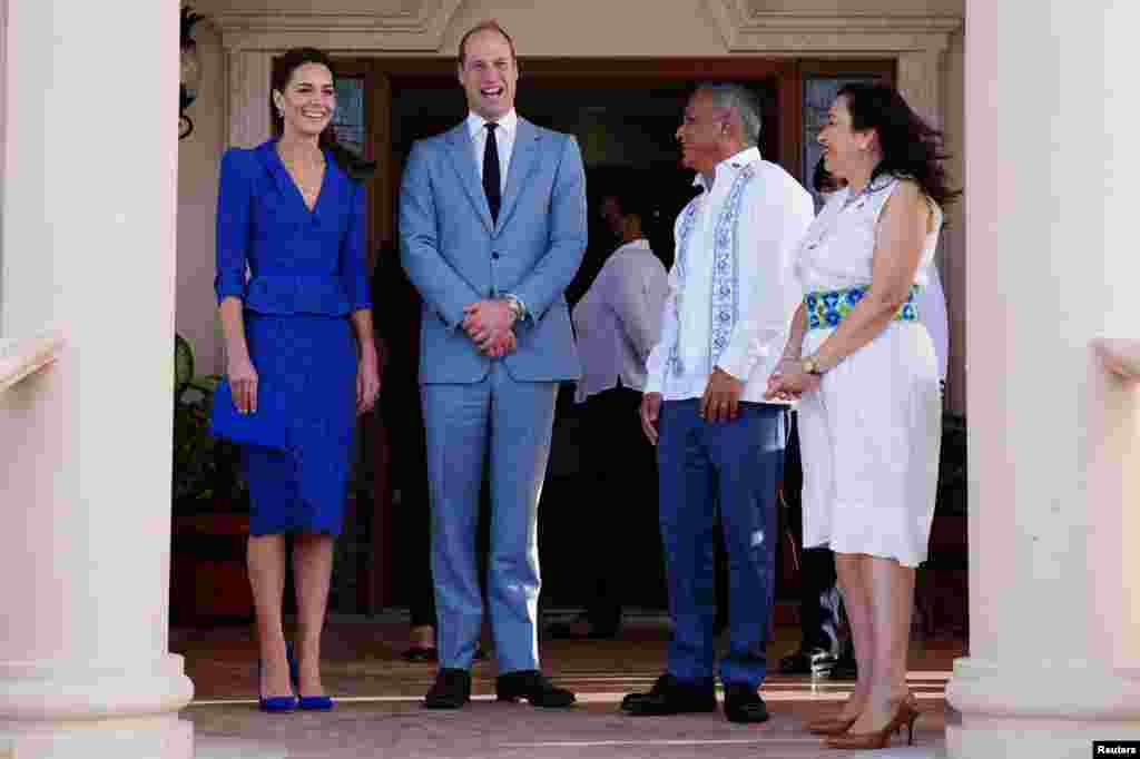 Prens William d'Anglete ak Duches Cambridge la rankontre Premye Minis Beliz, Johnny Briceno ak madanm ni Rossana nan Belize City, Beliz, 19 Mas 2022.