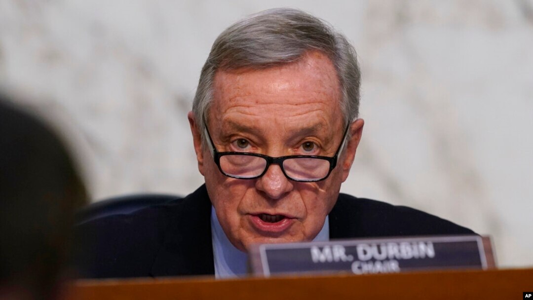ARHIVA - Senator Dik Durbin, demokrata iz Ilinoisa, govori na kongresnom saslušanju sudije Ketandži Braun Džeksona, kandidatkinje za sudiju Vrhovnog suda, na Kapitol hilu, 22. marta 2022.