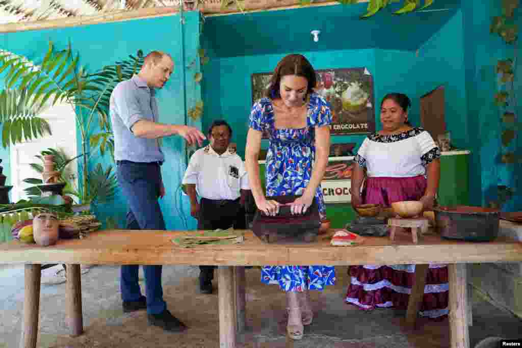 Prens William d'ANglete ak madanm ni Catherine, Duches Cambridge la aprann fe yon bagay ak kakawo pandan yon vizit nan bitasyon chokola Che'il la nan peyi Beliz, kote yap pase kek jou nan kad vire won yo nan Karayib la, 20 Mas 2022.