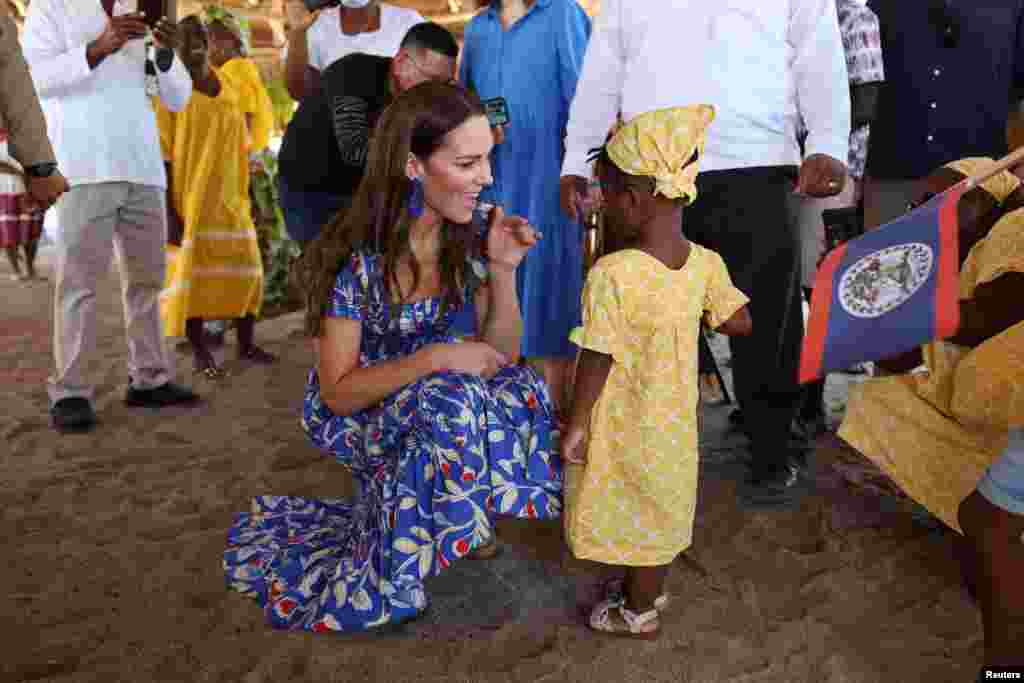 Catherine, Duches Cambridge la pale ak yon timoun pandan vizit li nan Hopkins, yon ti bouk ki sitye sou kot Beliz, 20 Mas 2022.