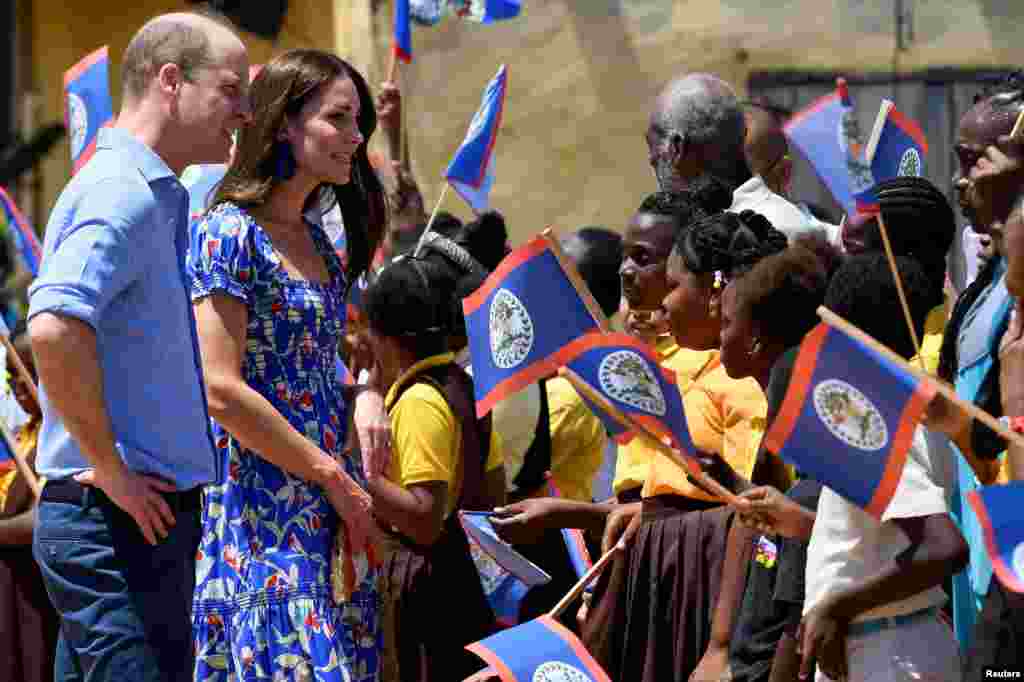 Prens William d'Anglete ak Catherine, Duches Cambridge la salye moun kominote Garifuna nan Beliz, dezyem jounen vizit yo nan peyi Karayib sa a, 20 Mas, 2022.
