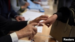 ARHIVA - Glasanje na izborima održanim u Srbiji 3. aprila (REUTERS/Zorana Jevtic)