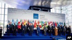 Групповое фото мировых лидеров-участников саммита G20 в конференц-центре Ла Нувола в Риме, 30 октября 2021 г. Саммит G20 в этом году состоится в ноябре на Бали, Индонезия.
