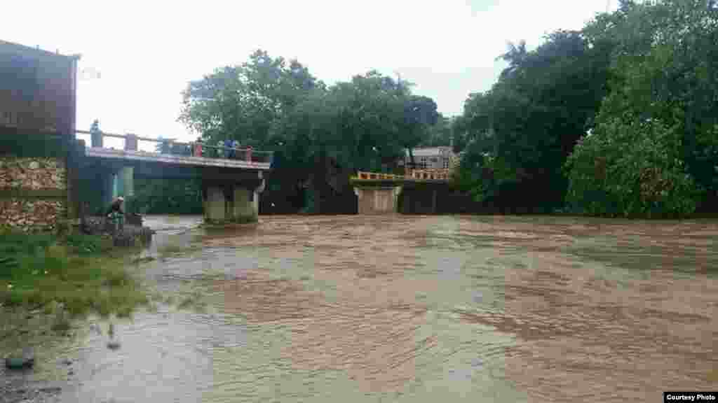 Yon pon ki tonbe sou fwontye ki separe peyi Dayiti ak Sendomeng, 8 septanm 2017. (Foto - Josiah Cherenfant, jounalis sitwayen) 