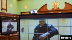 Ruski opozicioni lider Aleksej Navalni, preko video linka, iz zatvroske jedinice IK-", u Pokrovu, tokom saslušanja u sudu povodom njegove žalbe na zatvorsku kaznu, u Moskvi, 24. maja 2022.