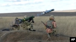 Украинские военные, оснащенные противотанковым ракетным комплексом «Джавелин», на боевых позициях (архивное фото)