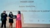 El camarógrafo mexicano Marco Gutiérrez, izq y la periodista mexicana Gloria Pina reciben el Premio Breach-Valdez de Periodismo y Derechos Humanos de manos de la viuda del periodista mexicano Javier Valdez, Griselda Triana, en Ciudad de México el 12 de mayo de 2022.