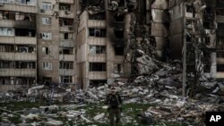 Многоэтажный жилой дом в Харькове после российских ударов. 25 апреля 2022г.