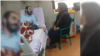 حسین رونقی در کنار مادرش در بیمارستان، زمان و مکان عکس نامعلوم است