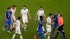 Pemain Iran berbicara dengan wasit Antonio Mateu, dari Spanyol, saat pertandingan sepak bola grup B Piala Dunia antara Iran dan Amerika Serikat di Stadion Al Thumama di Doha, Qatar, Rabu, 30 November 2022. (AP Photo/Luca Bruno)