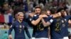 Olivier Giroud (2em a goch) fete apre li make 4em gol seleksyon nasyonal La Frans, nan match Gwoup D a kont Ostrali, nan Qatar, Madi 22 Nov. 2022. 