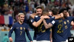 Olivier Giroud (2em a goch) fete apre li make 4em gol seleksyon nasyonal La Frans, nan match Gwoup D a kont Ostrali, nan Qatar, Madi 22 Nov. 2022. 