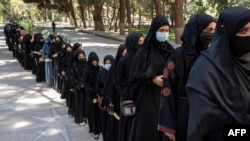 FILE - Picha ya Oct. 13, 2022, Wanafunzi wa kike wa Afghanistan wakipanga mstari kuingia kufanya mtihani katika Chuo Kikuu cha Kabul. 