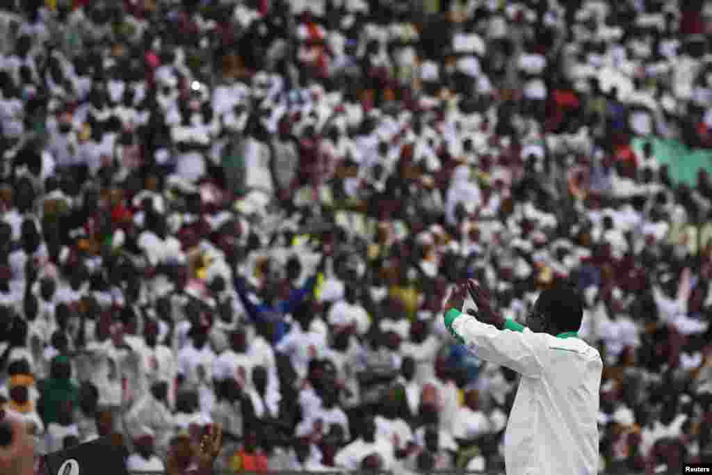 Presidential candidate Soumaila Cisse waves to his supporters at a campaign rally in Bamako, Mali, July 20, 2013.
