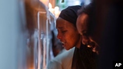 Para kerabat korban kecelakaan pesawat Ethiopia Airlines menghadiri kebaktian di Katedral Holy Trinity di Kota Addis Ababa, Ethiopia, 8 Maret 2020. Pesawat Boeing 737 MAX itu jatuh pada 10 Maret 2019 dan menewaskan seluruh 157 orang di dalamnya. (Foto: Mulugeta Ayene/AP Photo)