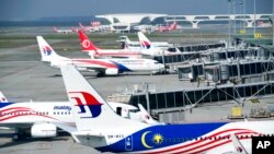 Para anggota badan penerbangan PBB pada hari Jumat (7/10) menetapkan tahun 2050 sebagai target mereka untuk mencapai nol emisi karbon untuk perjalanan udara. (Foto: AP)