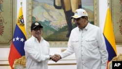 El presidente de Colombia, Gustavo Petro, se reunió con el presidente Nicolás Maduro y un representante de la oposición de Venezuela, el mes pasado, para abordar un posible pacto democrático tras las elecciones. (AP Photo/Ariana Cubillos)