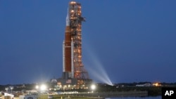 NASA-ina aketa sa svemirskim brodom Orion napušta objekat za montažu na vozilo krećući se sporo na 11 sati dugo putovanje ka podijumu 39B, u Svemirskom centru Kenedi, u Kejp Kanaveralu, Florida, 17. marta 2022.