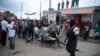 Lapolis veye yon ti avyon ki tonbe nan komin Kafou, Potoprens, Mekredi 20 Avril 2022. 