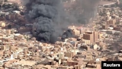 Foto udara menunjukkan kepulan asap hitam dan api dari ledakan di sebuah pasar di Omdurman, Khartoum utara (foto: dok). 