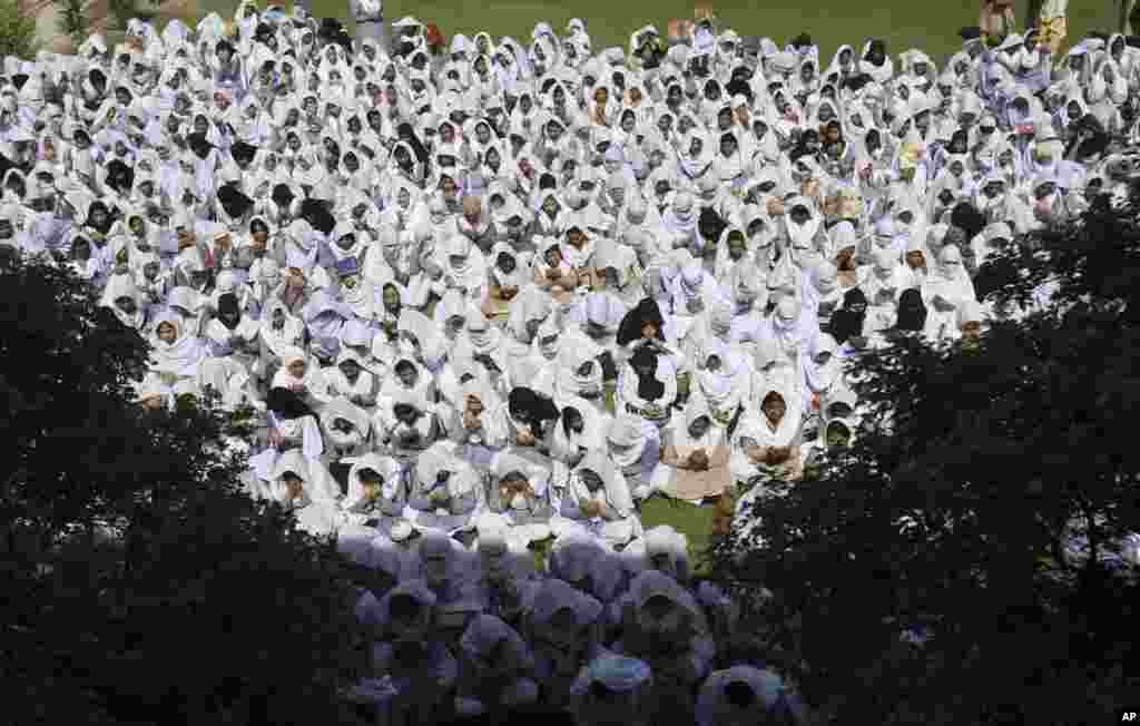 Học sinh Pakistan cầu nguyện cho Malala Yousufzai ở Peshawar, Pakistan, ngày 12 tháng 10, 2012.