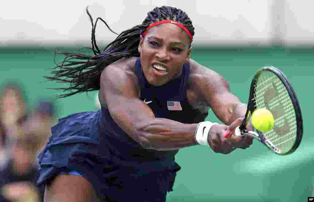 Petenis Serena Williams dari Amerika Serikat mengembalikan bola dalam pertandingan melawan Daria Gavrilova dari Australia (7/8). (AP/Charles Krupa)