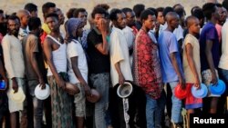 Pengungsi Ethiopia yang lari untuk menghindari bentrokan di Tigray, tampak antre untuk mendapatkan bantuan makanan di perbatasan Ethiopia dengan Sudan (19/11). 