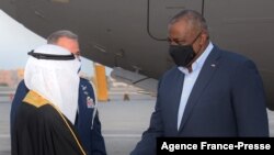 Waziri wa Ulinzi wa Bahrain Abdulla bin Hasan Al-Nuaimi akimpokea Waziri wa Ulinzi wa Marekani Lloyd Austin, Manama, Nov. 19, 2021(Photo by BNA (Bahrain News Agency) / AFP) 