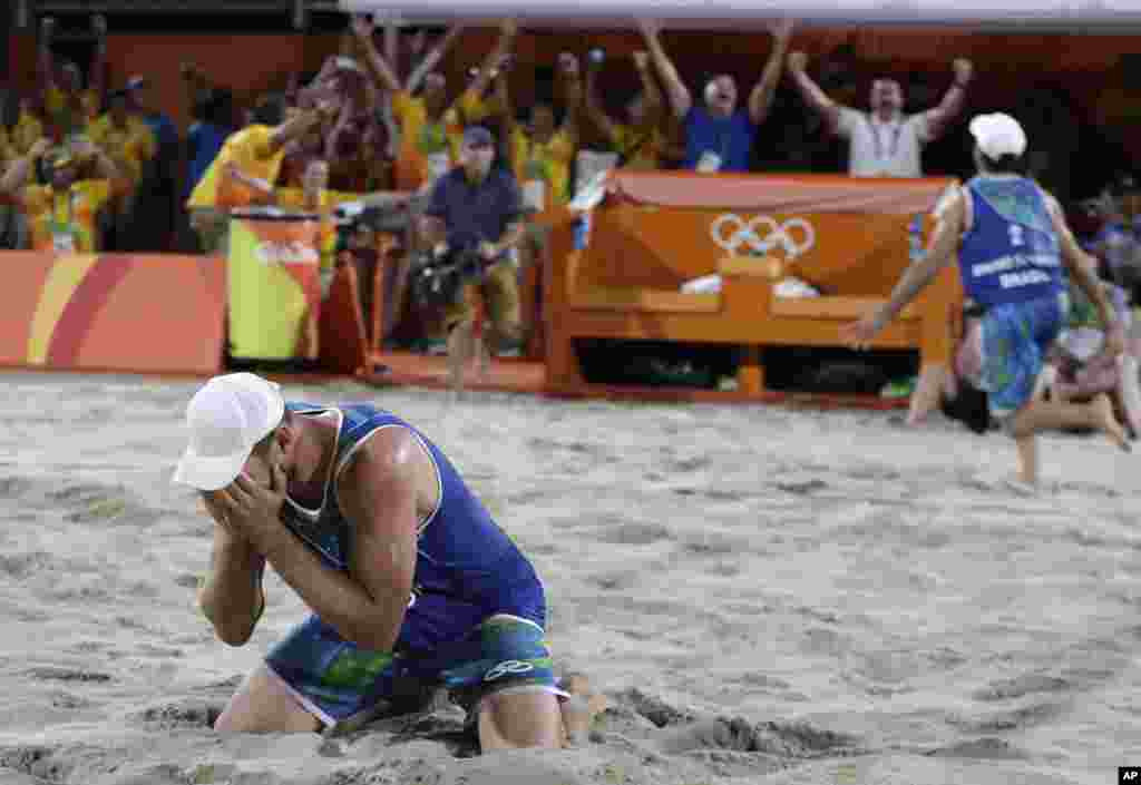 Pemain tim Brazil Alison Cerutti (kiri) dan Bruno Oscar Schmidt (kanan) merayakan kemenangan dalam semifinal bola voli pantai atas Belanda (16/8). (AP/Petr David Josek)