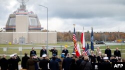 Руководство Польши и американские военные на открытии военной базы Aegis Ashore Poland, 13 ноября. (Фото MATEUSZ SLODKOWSKI / AFP)