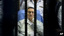 El futuro del ex presidente de Egipto Hosni Mubarak continúa en el limbo luego de que sucesor, Mohamed Morsi, también fuera derrocado del poder.