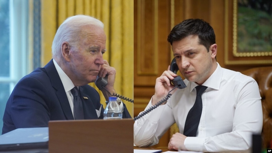 ILUSTRACIJA - Predsednici SAD i Ukrajine Džo Bajden i Volodimir Zelenski (Foto: AP)