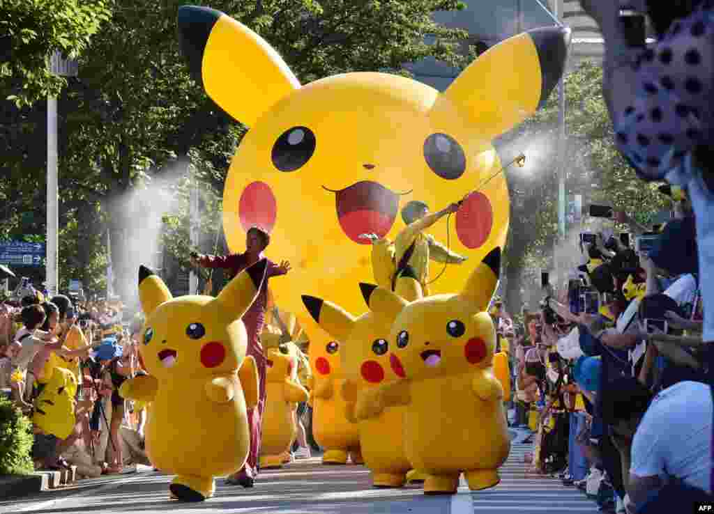 Para peserta berpakaian 'Pikachu', animasi populer pada karakter Pokemon, tampil pada parade Pikachu di Yokohama, Jepang.