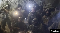 Боевики «ЧВК Вагнера» позируют на фото вместе с Евгением Пригожиным в Донбассе. Украина. Архивное фото.