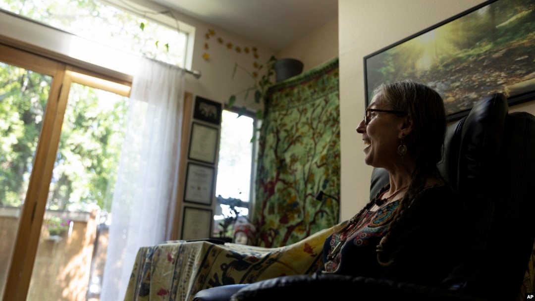 Keti Džonas, vlasnica prvog licenciranog centra za psilocibin u Oregonu, u intervjuu 4. avgusta 2023. (Foto: AP/Jenny Kane)