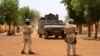 Sejumlah tentara anggota pasukan penjaga perdamaian misi PBB di Mali MINUSMA berpatroli di jalanan Kota Gao, Mali, pada 24 Juli 2019. (Foto: AFP/Souleymane Ag Anara)
